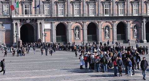 prada aperto a napoli a pasquetta|Napoliclick .